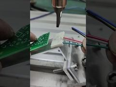 अच्छी तापमान नियंत्रण प्रणाली के साथ नई ट्रेंडिंग अर्ध-स्वचालित सोल्डरिंग मशीन